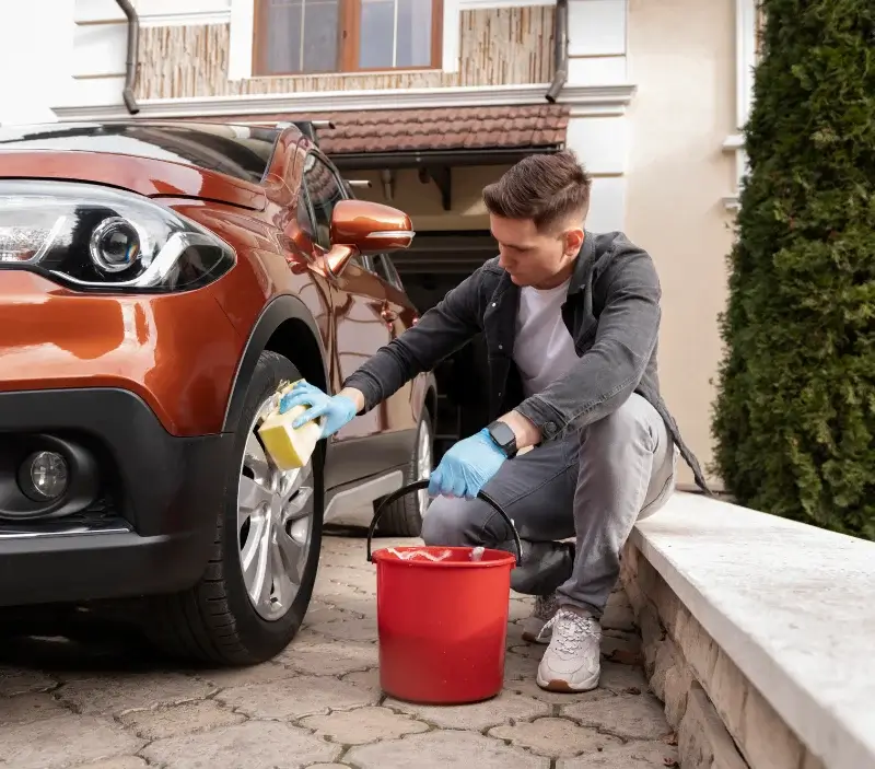 Lavage auto à domicile Faulx : professionnel intervenant sur un véhicule